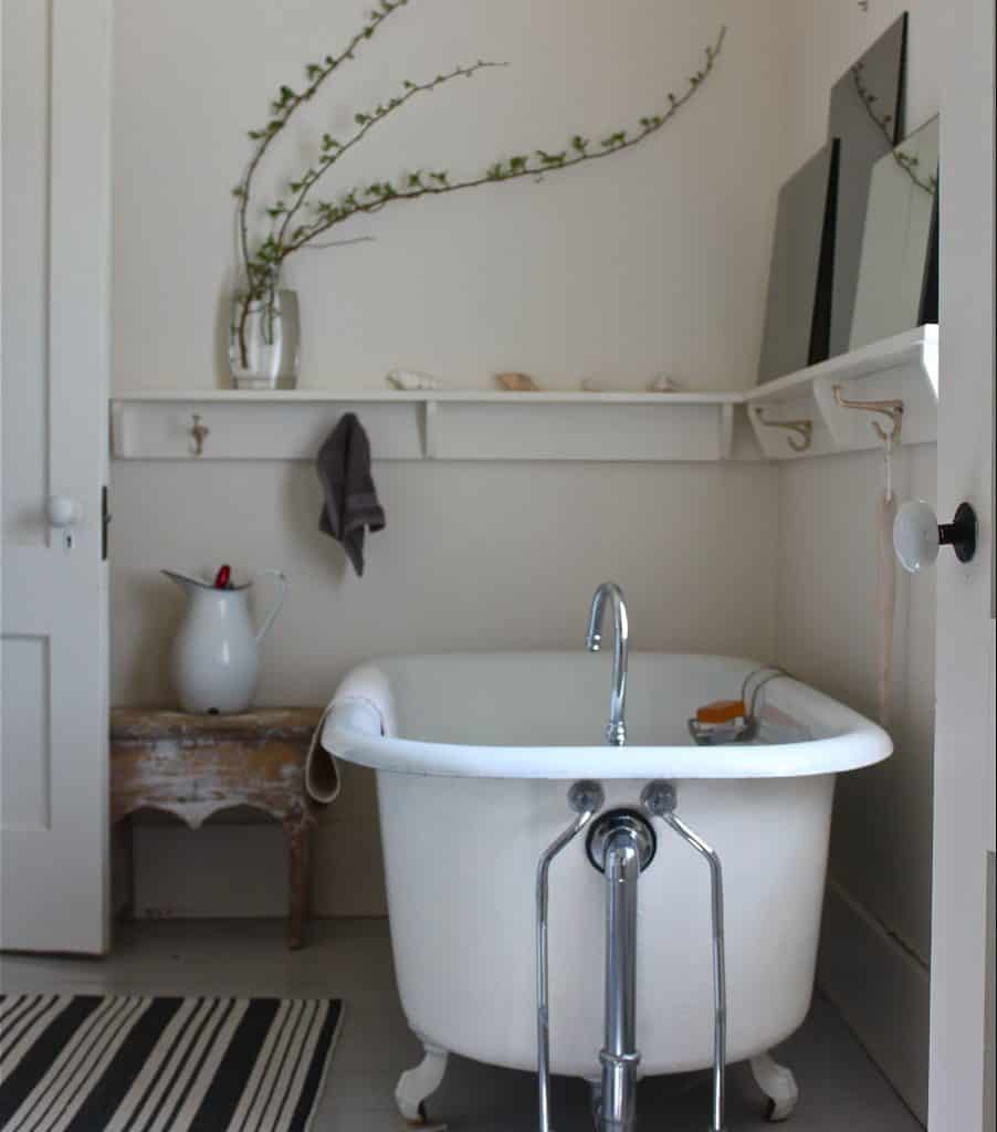 Bathroom Shelf Ideas for a Clawfoot Tub