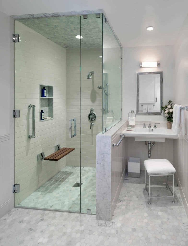 Small transitional white and grey marble bathroom