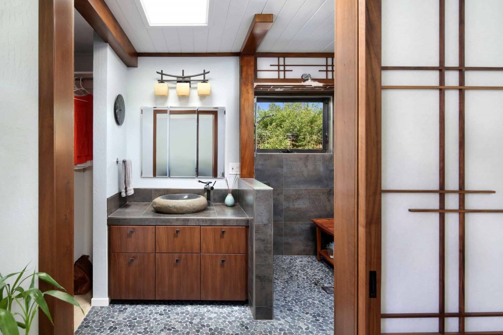 porcelain tile and gray floor bathroom idea in Los Angeles