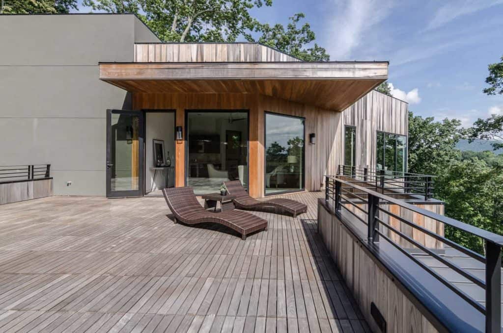 Broad Modern Deck Railing Idea