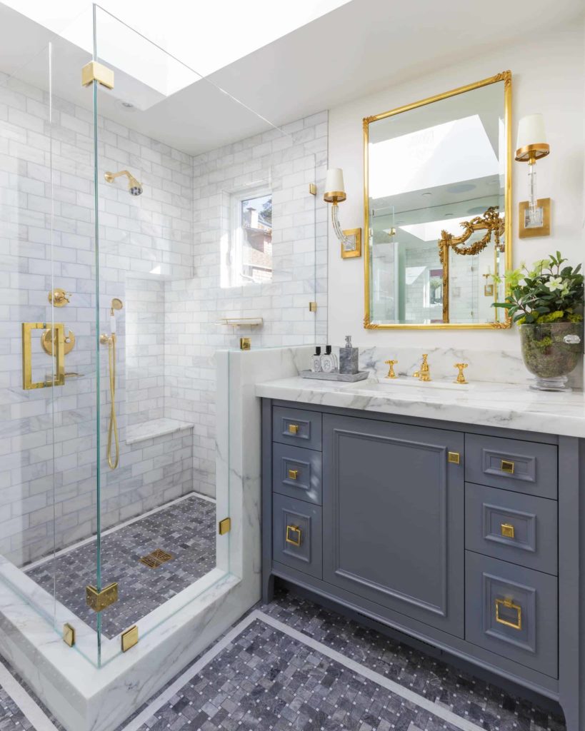 Corner bathroom, white and grey marble mosaic tiles