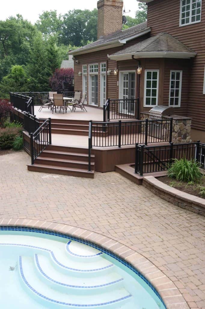 No-Fuss Modern Metal Deck Railing