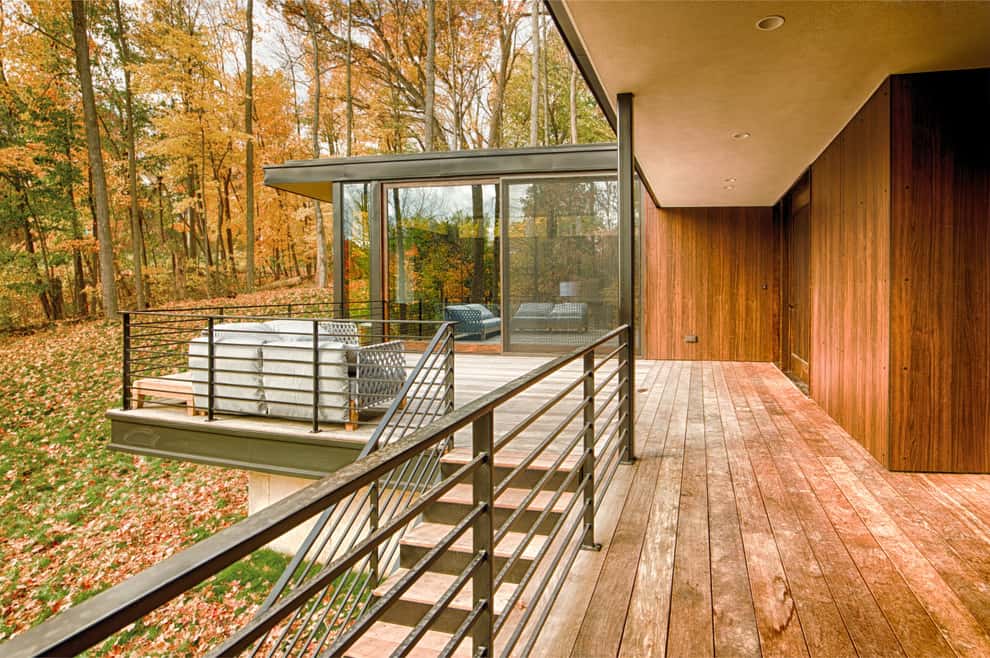 No-Fuss Modern Metal Deck Railing