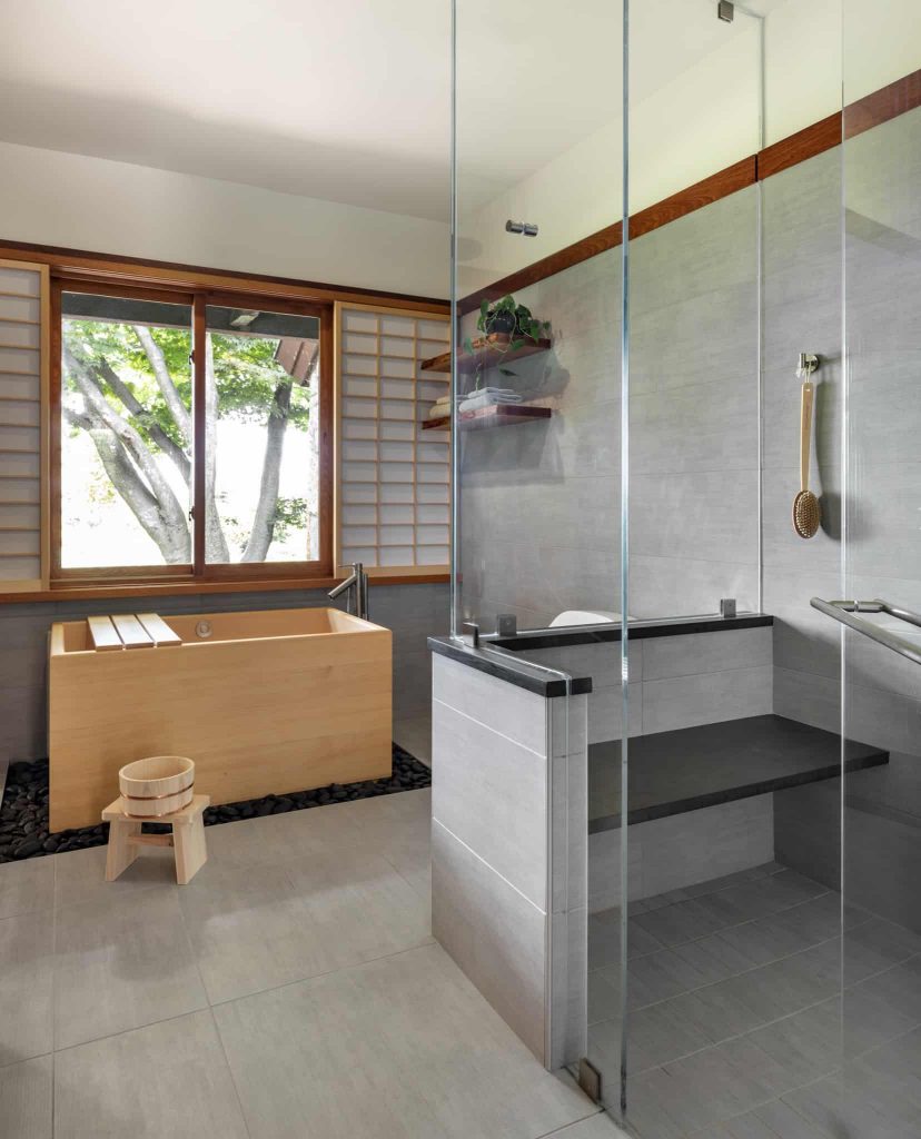 freestanding bathtub photo in Wichita