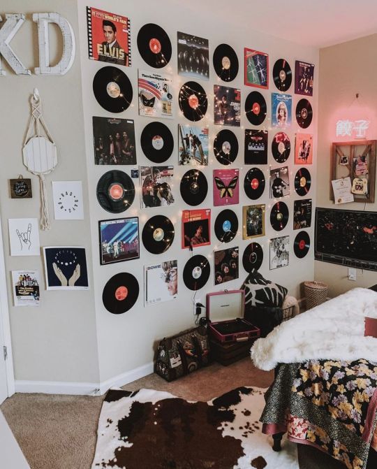 Bedroom with Record Album gallery 20+ Aesthetic Bedrooms