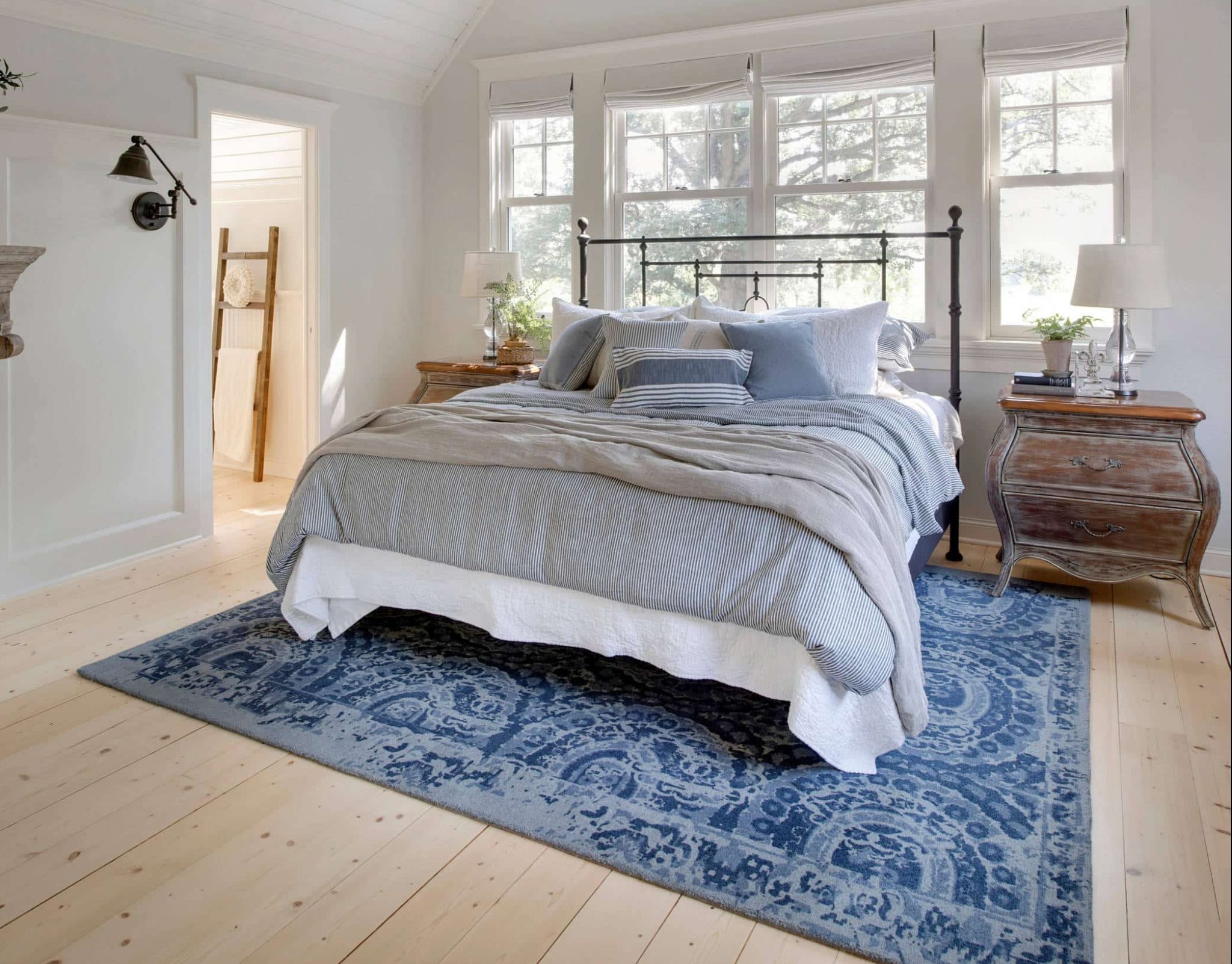 What Size Rug do you put under a King Size Bed? - Decor Snob