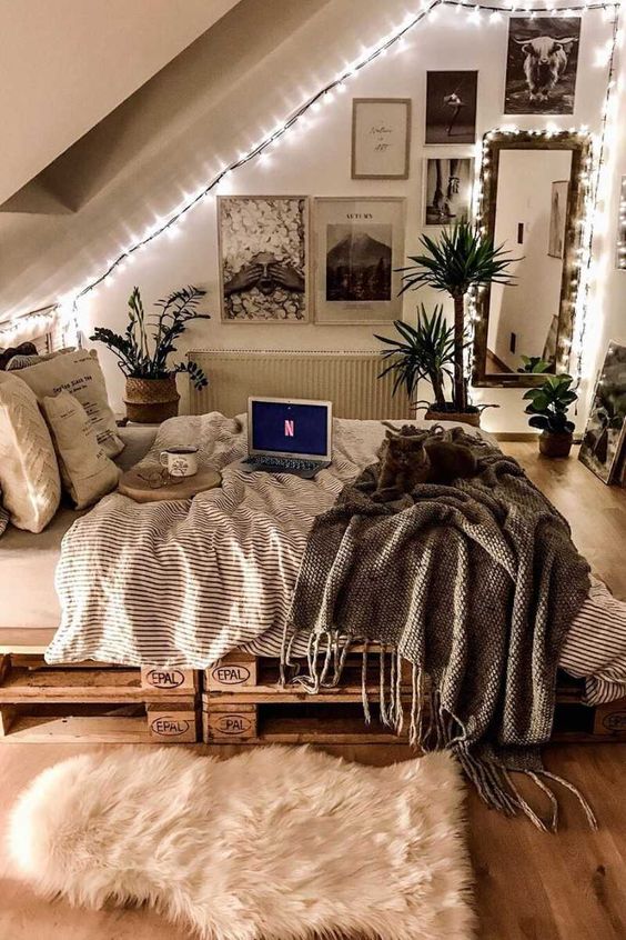 Bedroom with crate bed 20+ Aesthetic Bedrooms