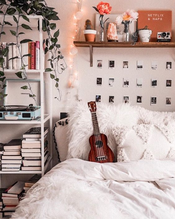 pinning up pictures on your walls 20+ Aesthetic Bedrooms