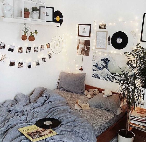 Bedroom with polaroids and records 20+ Aesthetic Bedrooms
