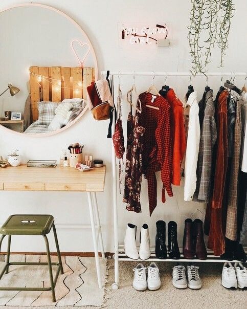 Bedroom with wardrobe on an exposed clothing rack 20+ Aesthetic Bedrooms 20+ Aesthetic Bedrooms